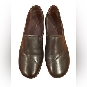 Clarks Black Leather Slip‑On Loafers Women’s Size 7 Comfort Flats